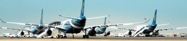 Mehrere Flieger der Oman Air Flotte am Flughafen stehend