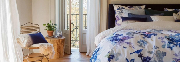 Schlafzimmer-Ansicht mit blau geblümter Bettwäsche