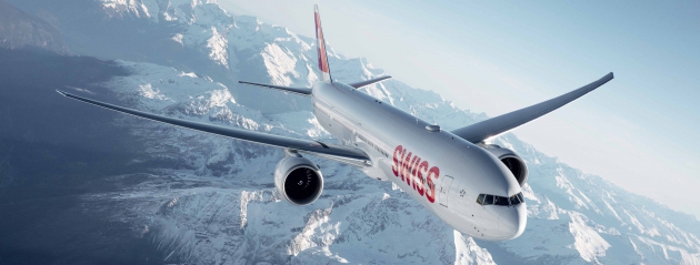 SWISS Maschine im Flug über schneebedeckte Berge